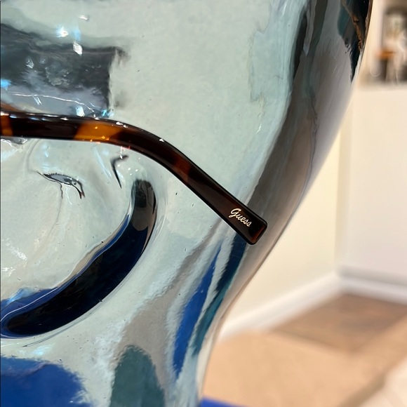 Guess Brown Tortoise and Gold Sunglasses with Vinyl Drawstring Guess Pouch 1-259 - Picture 3 of 16